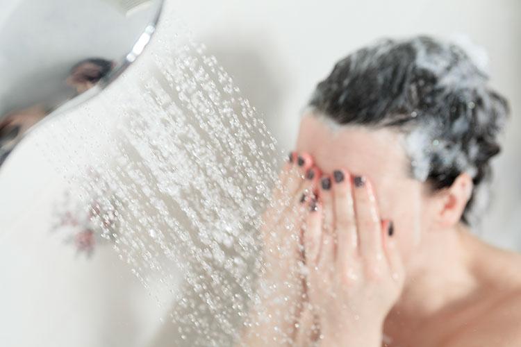 Consejos de fontanería para ahorrar agua en el baño