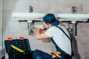 Atasco en las tuberías del baño: qué hacer