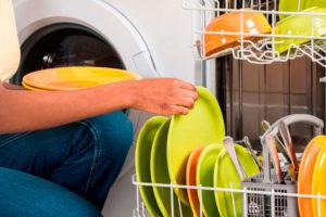 Cosas que no hay que meter en el lavavajillas para evitar que se atasque