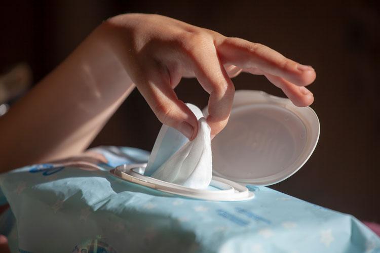 Toallitas húmedas biodegradables, ¿las podemos tirar por el váter?
