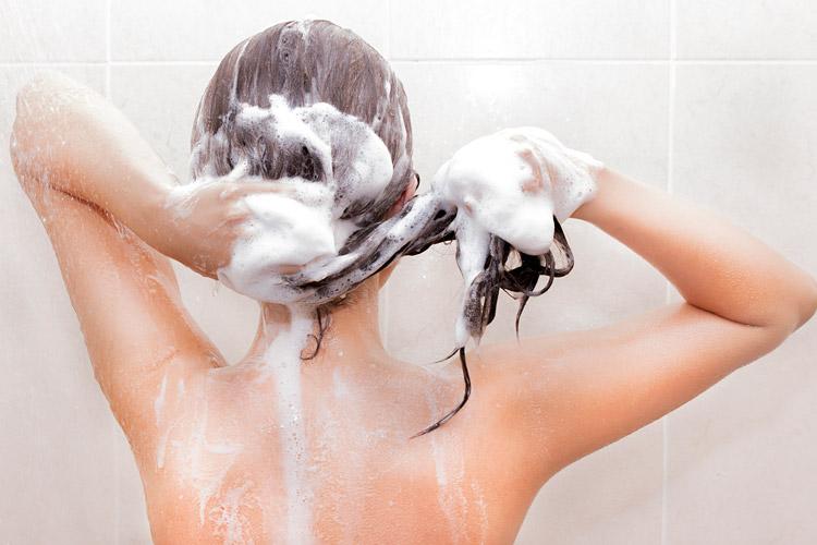 Cómo limpiar los pelos del desagüe de la ducha